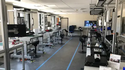 Ligne éducative réalisée sur mesure pour le client DIWII, une usine-école dédiée à l'industrie 4.0 installée au sein du Campus Région du numérique de Charbonnières-les-Bains.