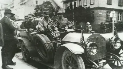 Robert Bosch au volant lors d'une excursion organisée dans le cadre d'une réunion des représentants, 1913